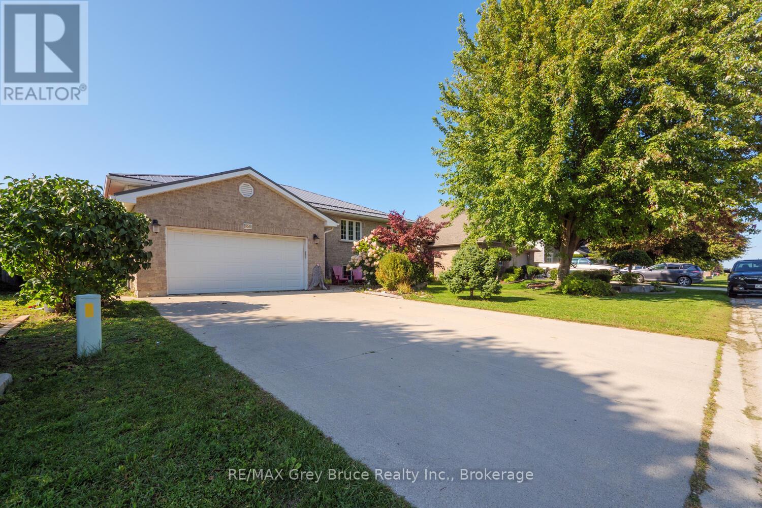 958 Highland Street, Saugeen Shores, Ontario  N0H 2C2 - Photo 2 - X12415358