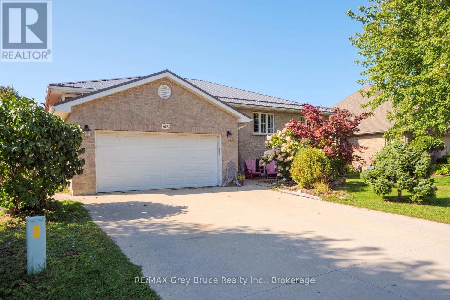 958 Highland Street, Saugeen Shores, Ontario  N0H 2C2 - Photo 3 - X12415358