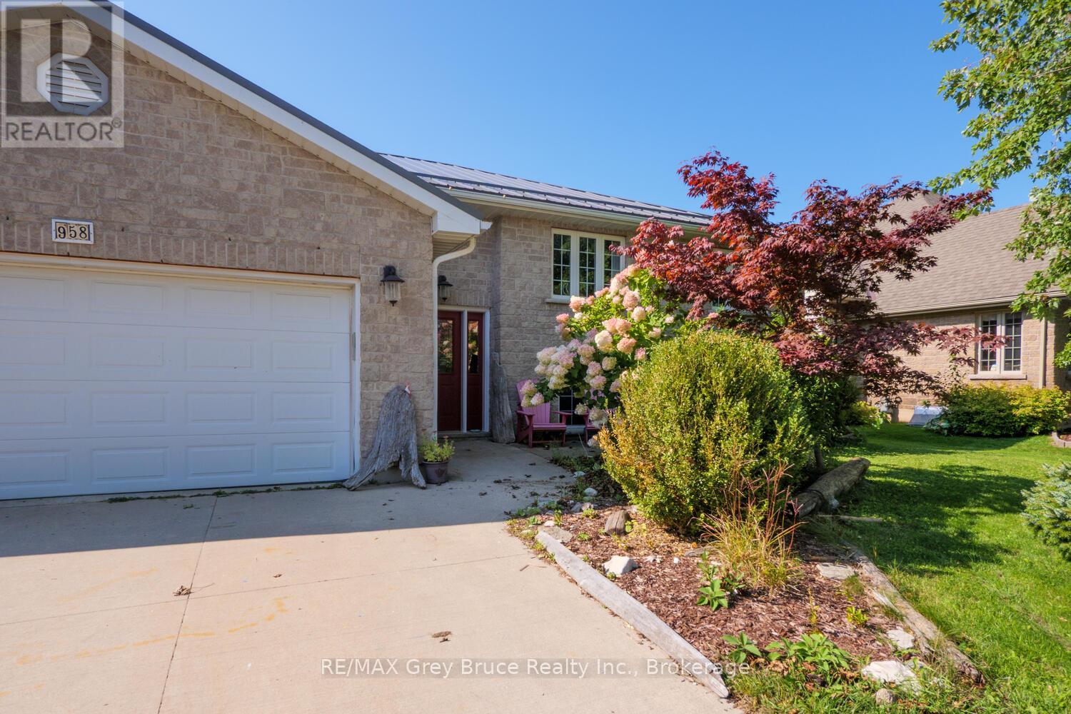 958 Highland Street, Saugeen Shores, Ontario  N0H 2C2 - Photo 5 - X12415358