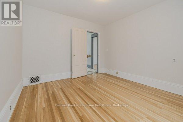 73 Terrace Hill Street, Brantford, Ontario  N3R 1G2 - Photo 18 - X12415404