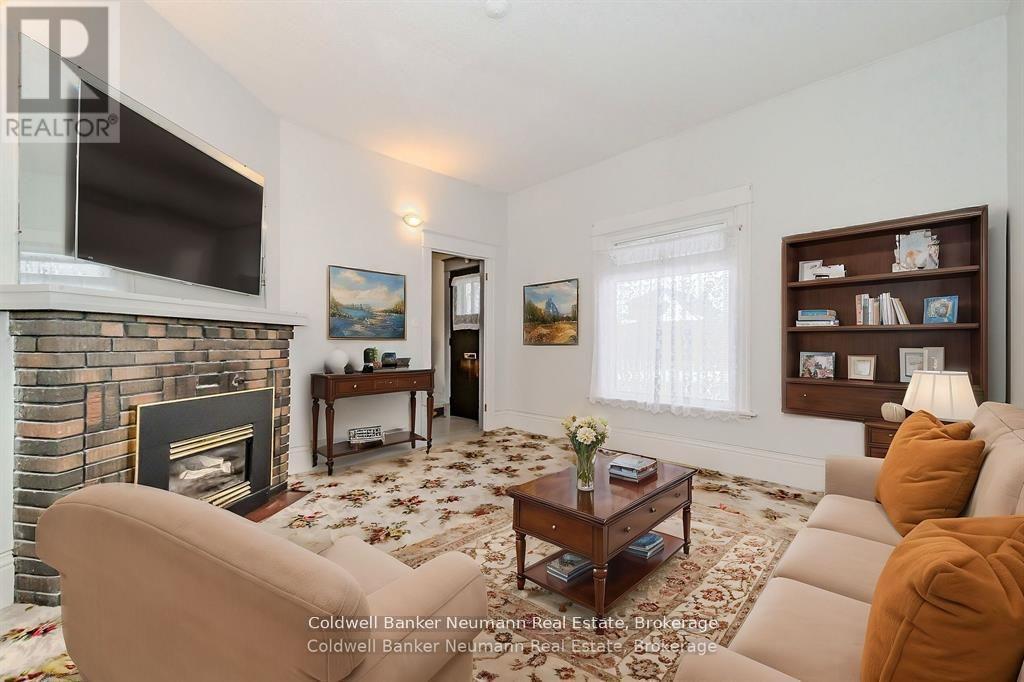 73 Terrace Hill Street, Brantford, Ontario  N3R 1G2 - Photo 6 - X12415404