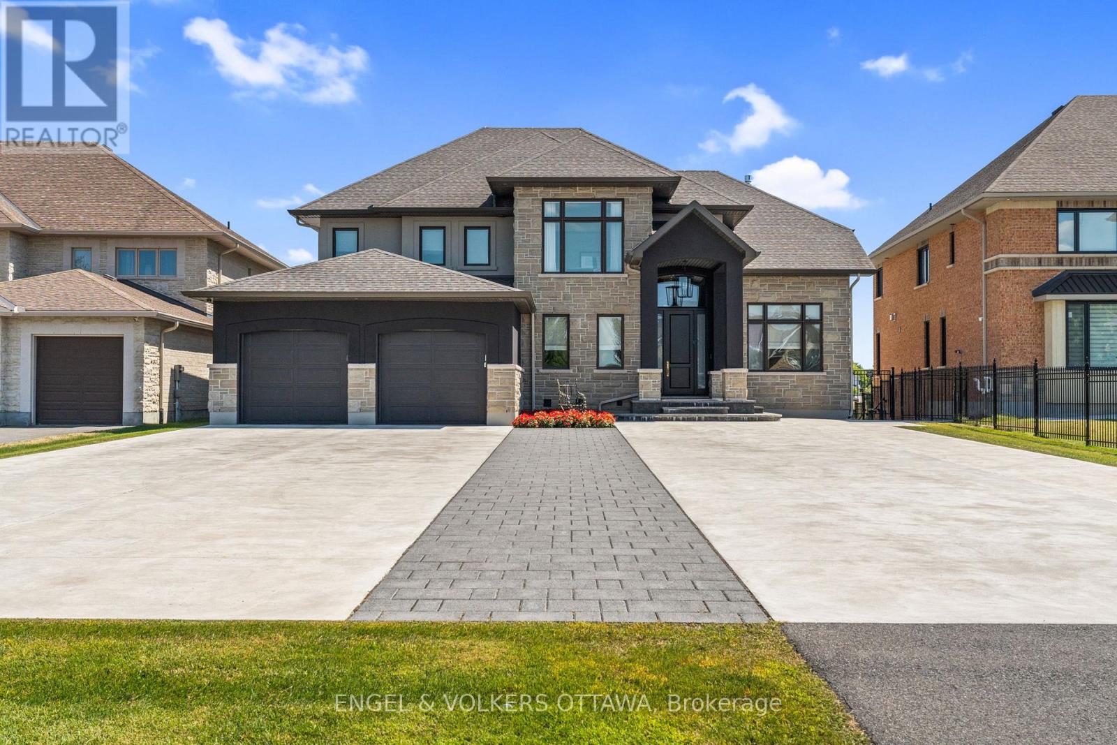 151 Winding Way E, Ottawa, Ontario  K2C 3H1 - Photo 2 - X12415343