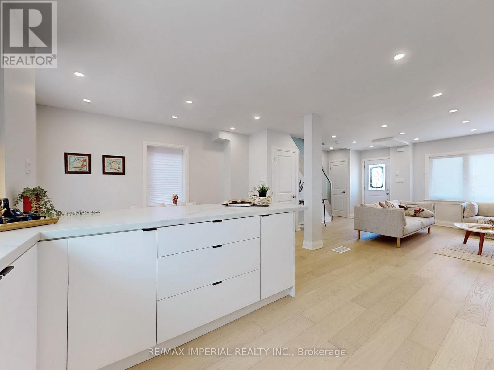9 Lesmount Avenue, Toronto, Ontario  M4J 3V5 - Photo 10 - E12415173