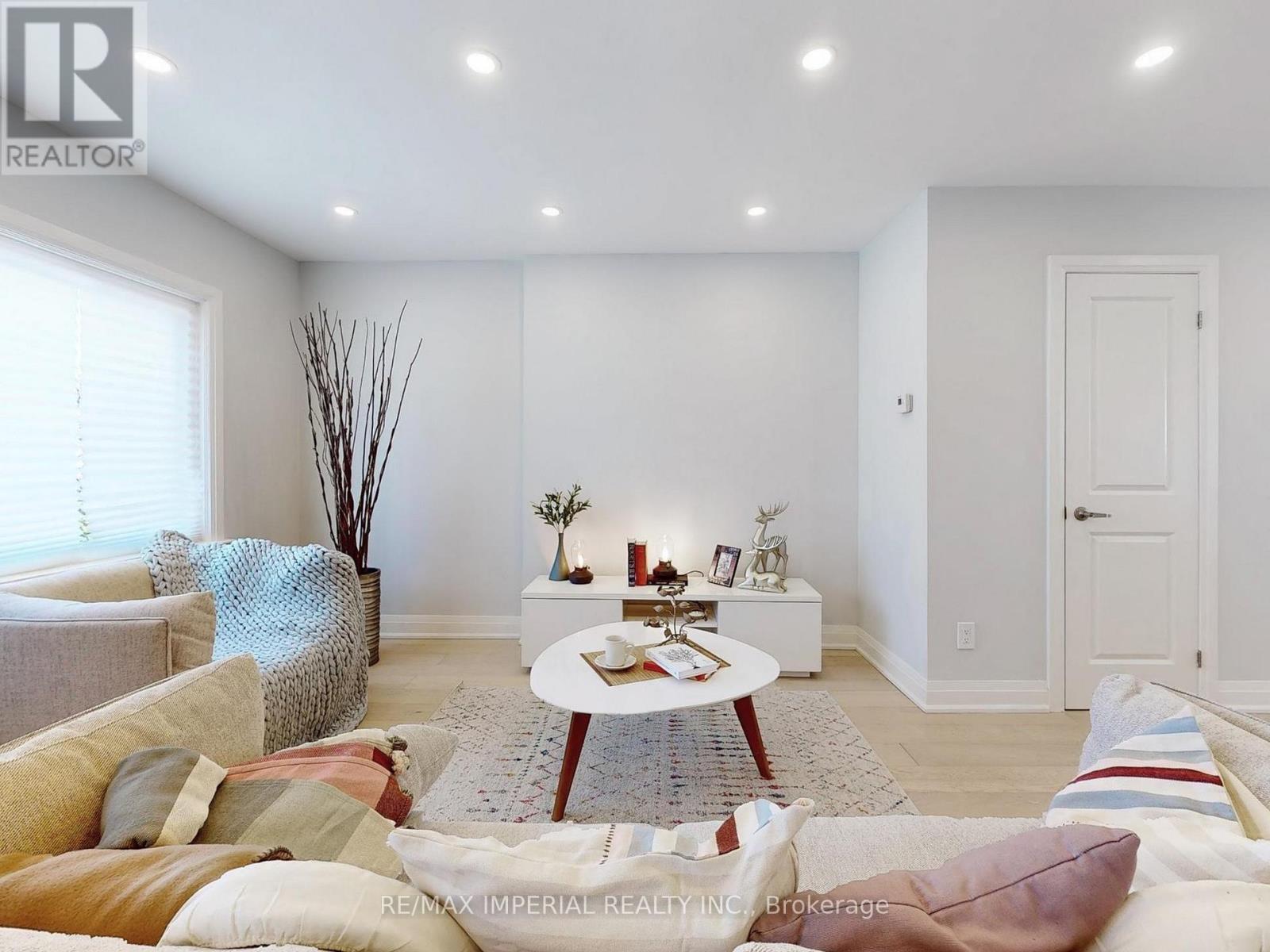 9 Lesmount Avenue, Toronto, Ontario  M4J 3V5 - Photo 6 - E12415173