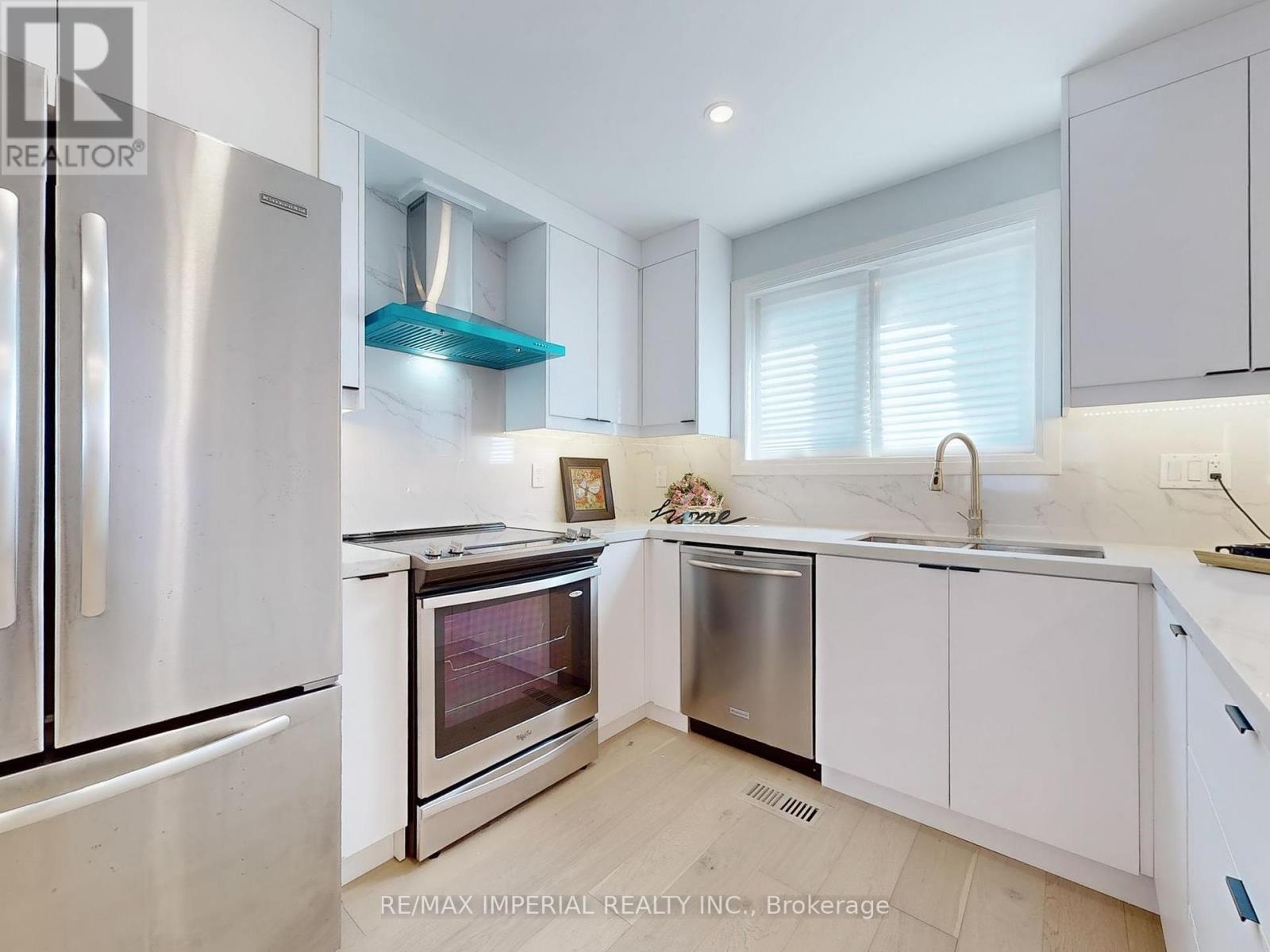 9 Lesmount Avenue, Toronto, Ontario  M4J 3V5 - Photo 7 - E12415173