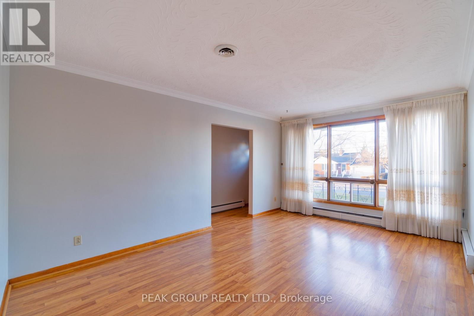 Upper - 248 Bertie Street, Fort Erie, Ontario  L2A 1Z6 - Photo 5 - X12415324