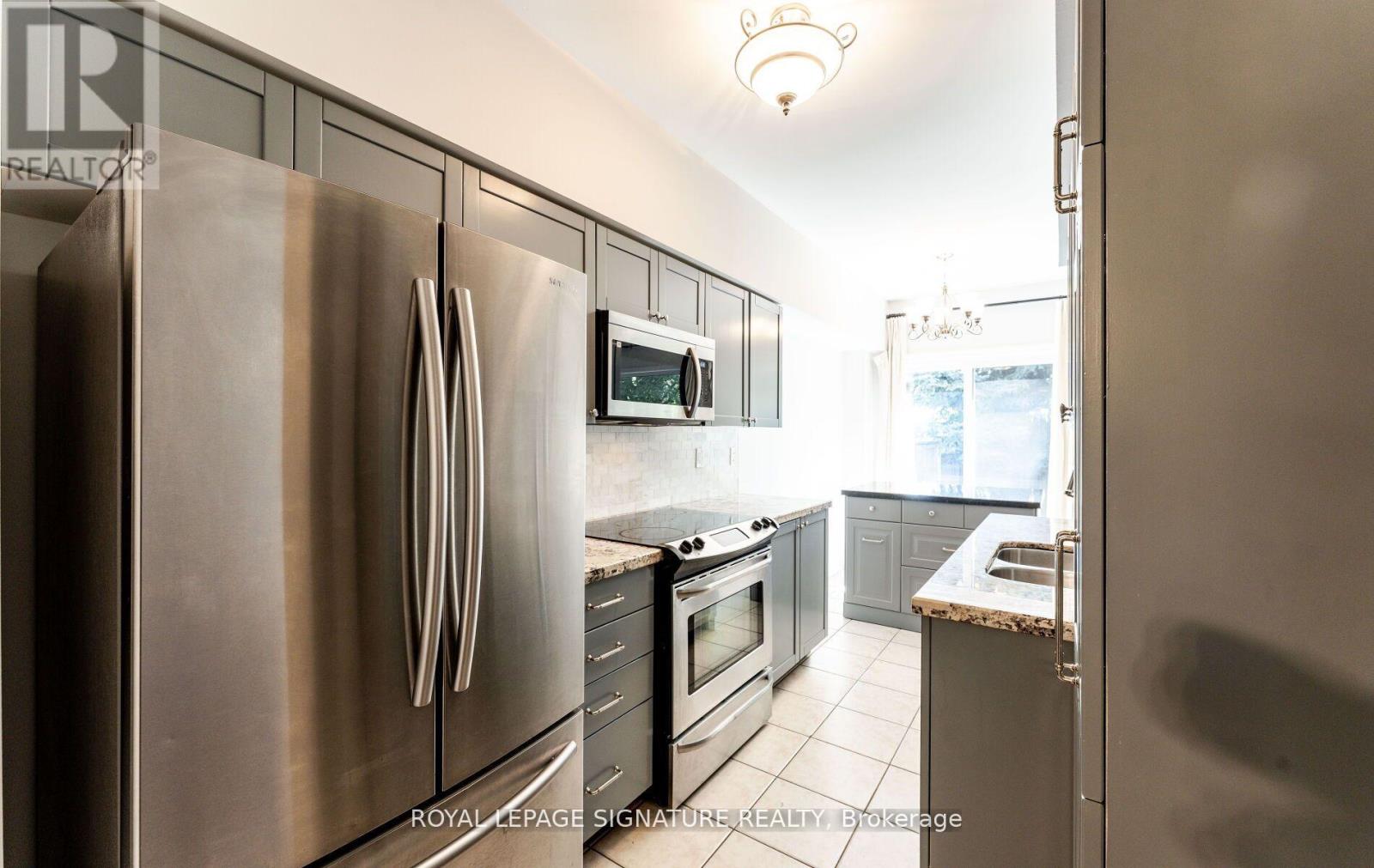 2 - 760 Village Green Boulevard, Mississauga, Ontario  L5E 3K8 - Photo 4 - W12415224