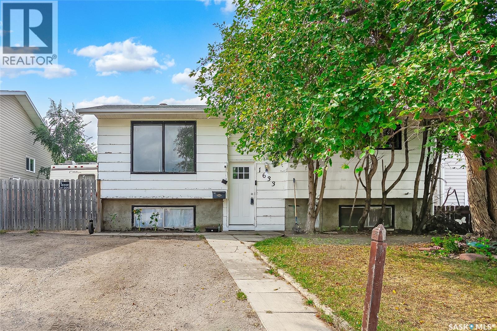 1633 B Avenue N, Saskatoon, Saskatchewan  S7L 1H2 - Photo 2 - SK018777