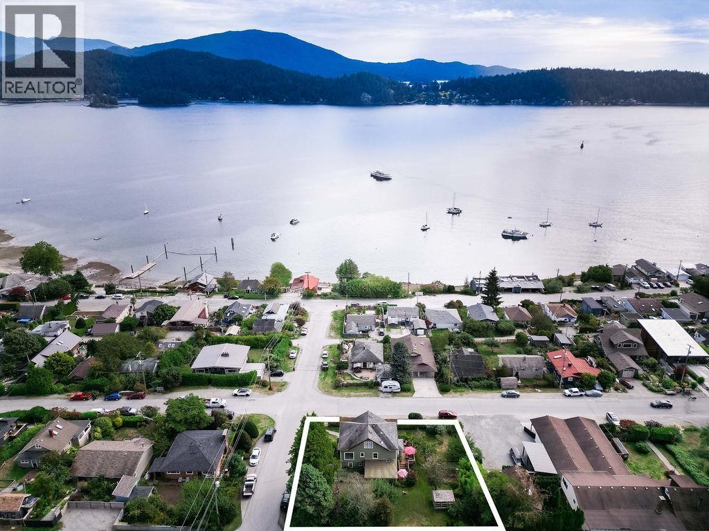 589 Seaview Road, Gibsons, British Columbia  V0N 1V9 - Photo 3 - R3049847