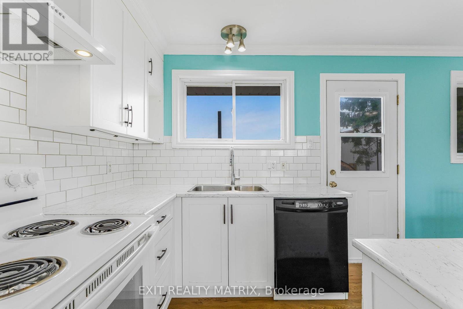94 Peel Street E, North Glengarry, Ontario  K0C 1A0 - Photo 10 - X12415489