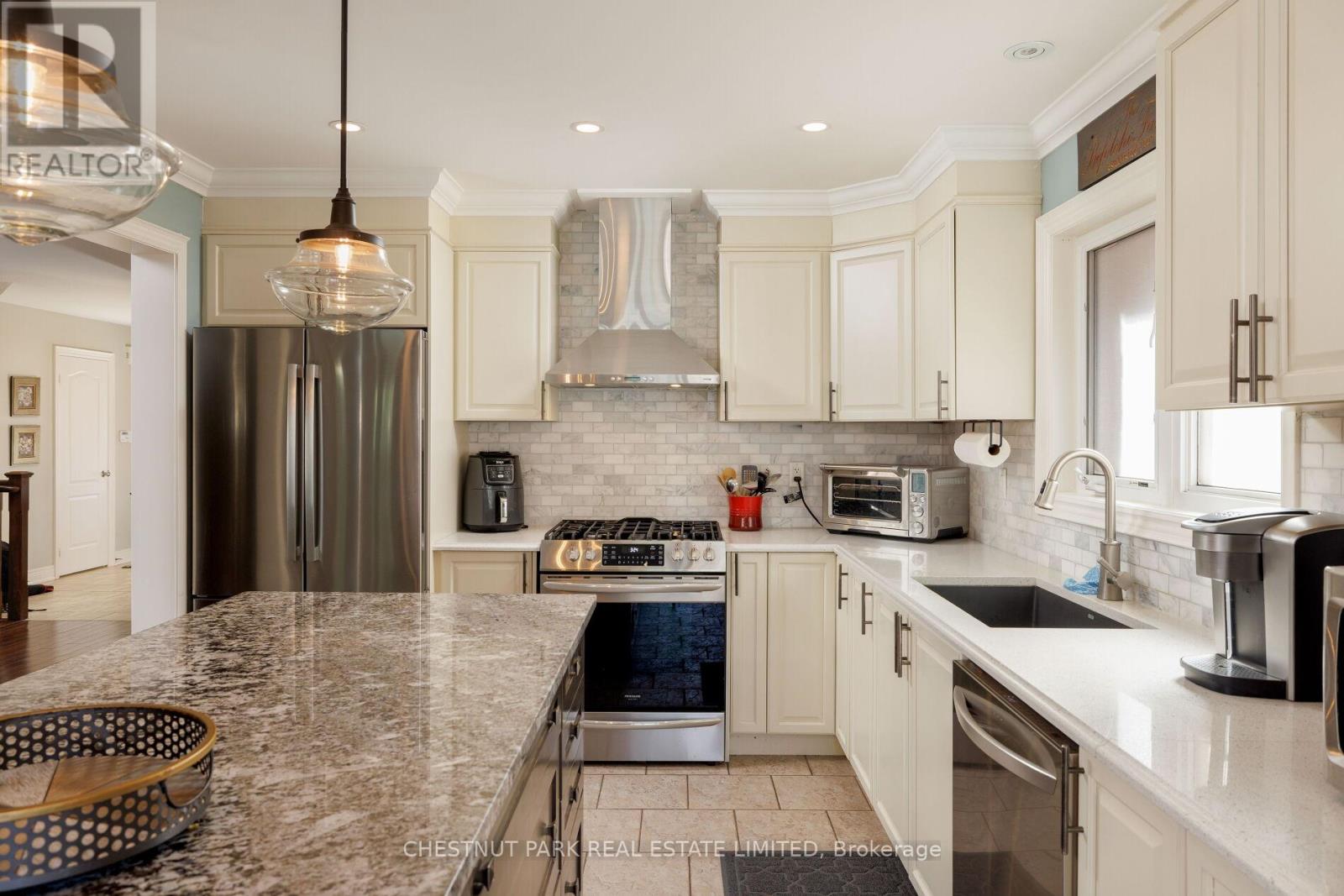 126 Blue Dasher Boulevard, Bradford West Gwillimbury, Ontario  L3Z 0E5 - Photo 16 - N12415400