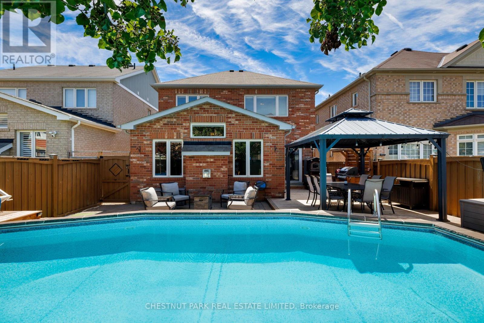 126 Blue Dasher Boulevard, Bradford West Gwillimbury, Ontario  L3Z 0E5 - Photo 2 - N12415400