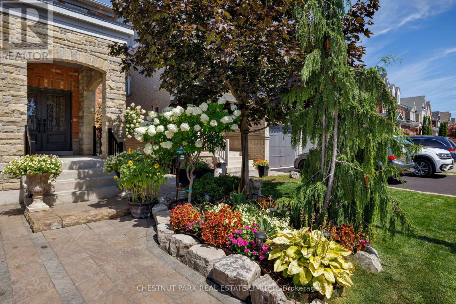 126 Blue Dasher Boulevard, Bradford West Gwillimbury, Ontario  L3Z 0E5 - Photo 3 - N12415400