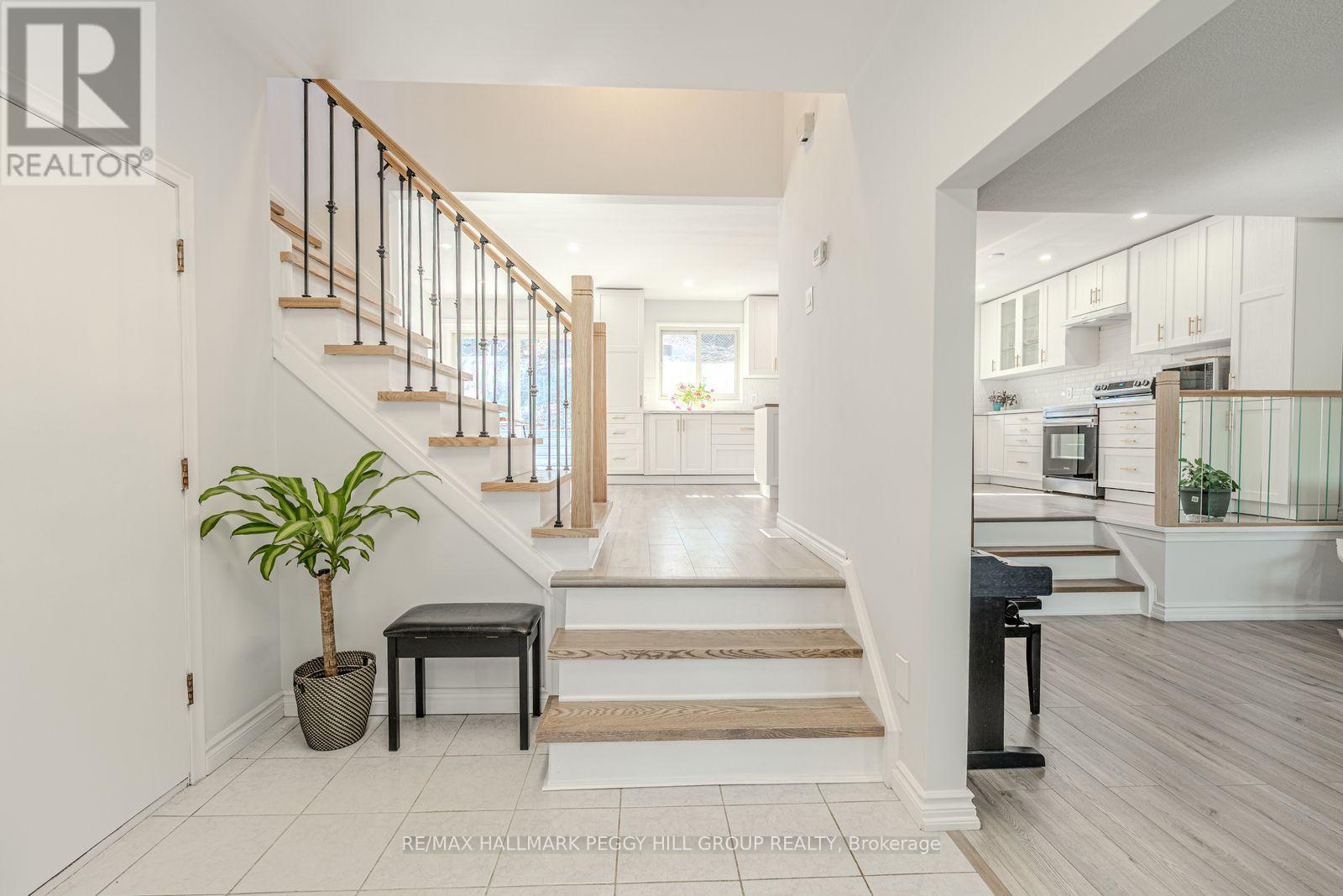 25 Marshall Street, Barrie (Allandale Heights), Ontario  L4N 3S4 - Photo 3 - S12415337