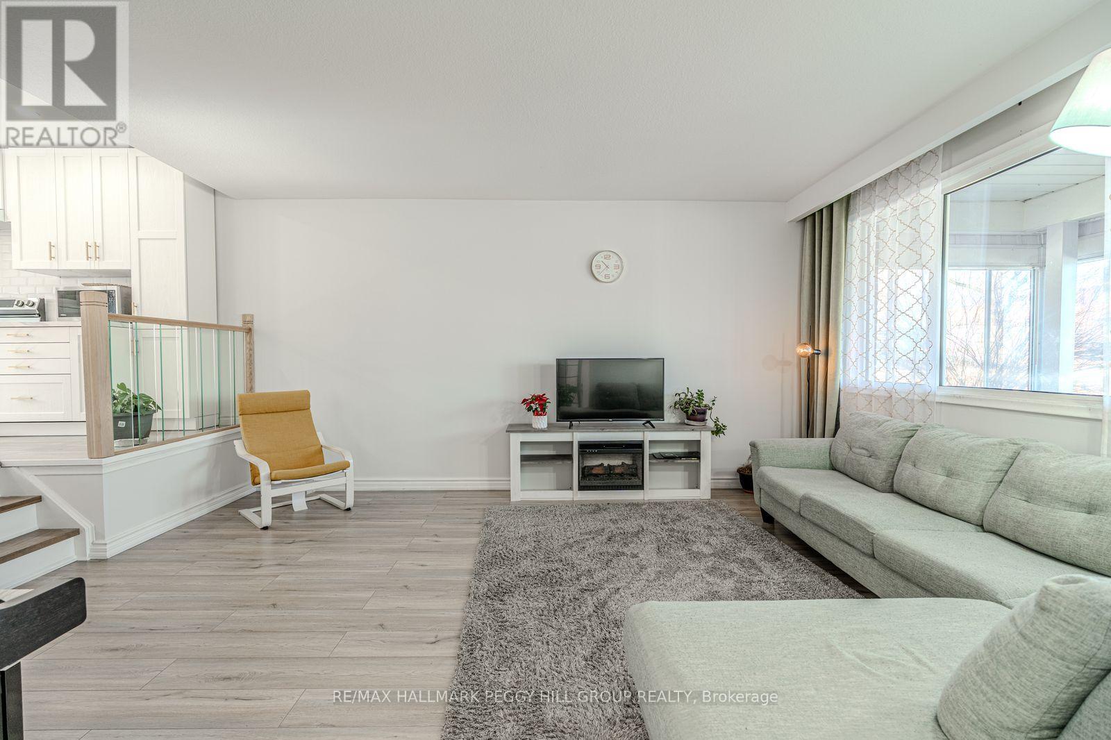 25 Marshall Street, Barrie (Allandale Heights), Ontario  L4N 3S4 - Photo 4 - S12415337