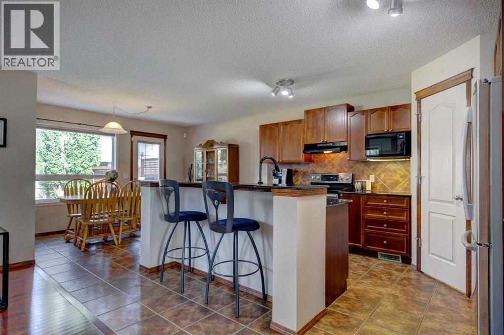78 Cougarstone Close Sw, Calgary, Alberta  T3H 5W3 - Photo 4 - A2258399