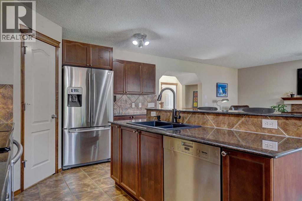 78 Cougarstone Close Sw, Calgary, Alberta  T3H 5W3 - Photo 6 - A2258399
