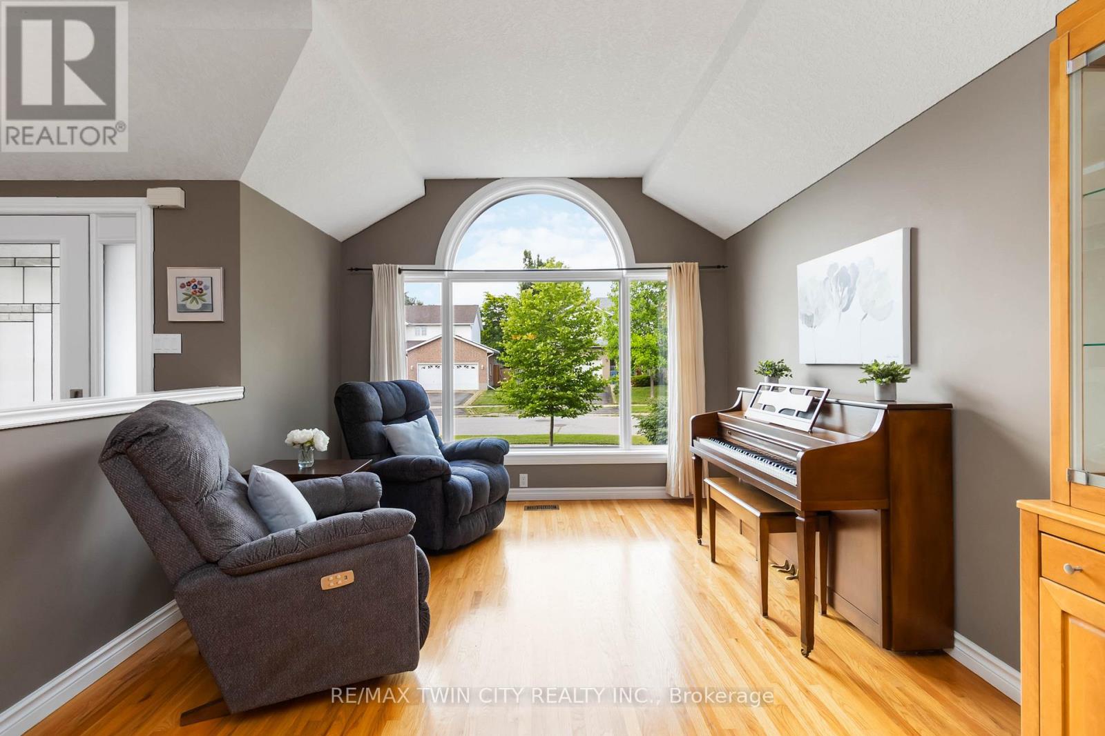 42 Sandpiper Drive, Guelph, Ontario  N1C 1C9 - Photo 4 - X12415294