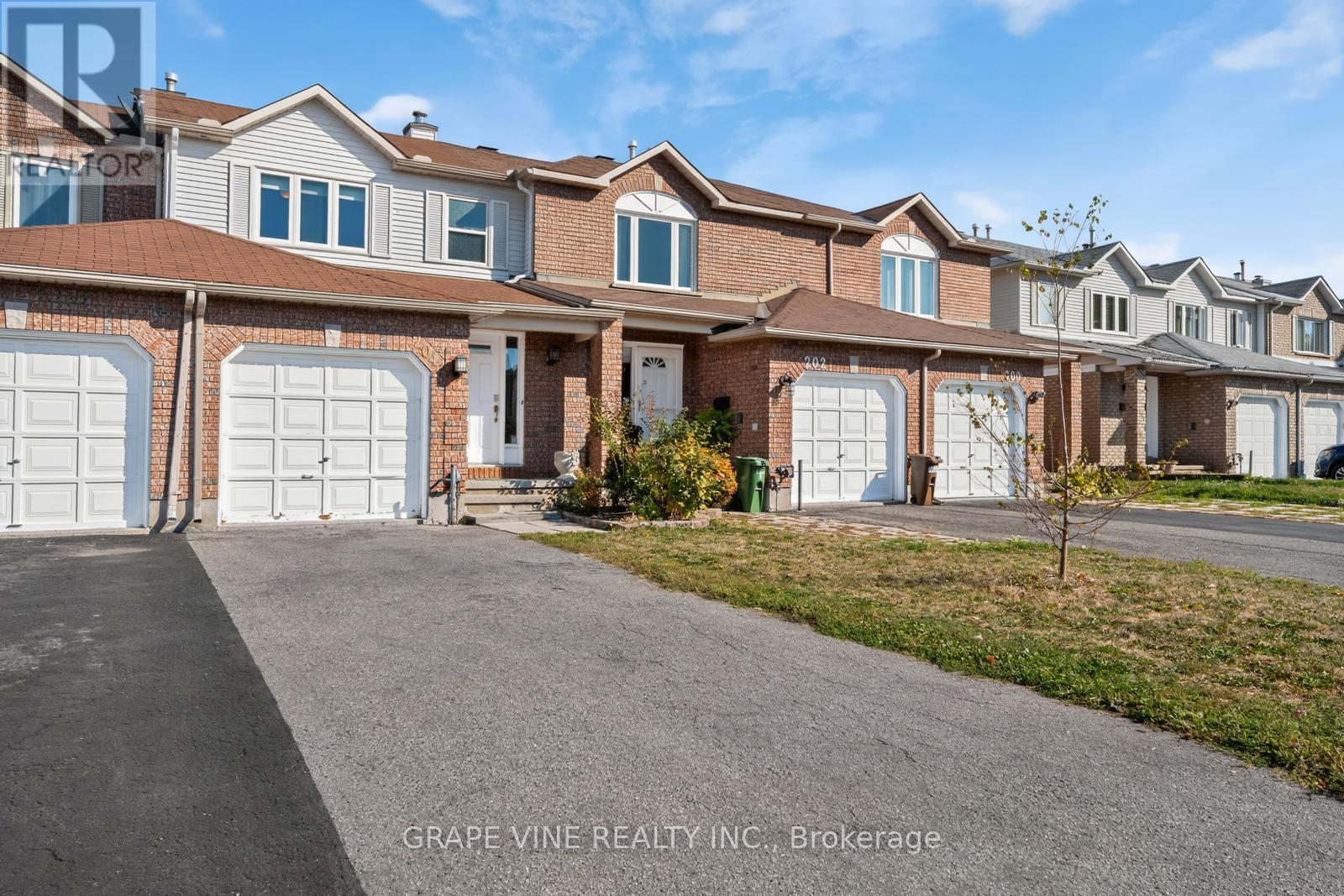 204 Hunterswood Crescent, Ottawa, Ontario  K1G 5V1 - Photo 2 - X12415512
