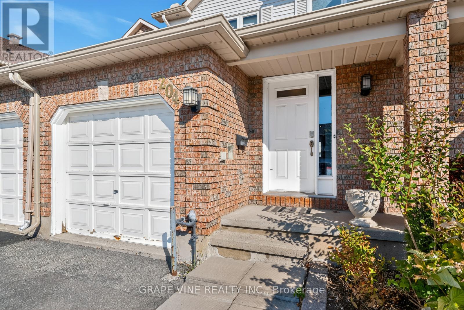 204 Hunterswood Crescent, Ottawa, Ontario  K1G 5V1 - Photo 4 - X12415512