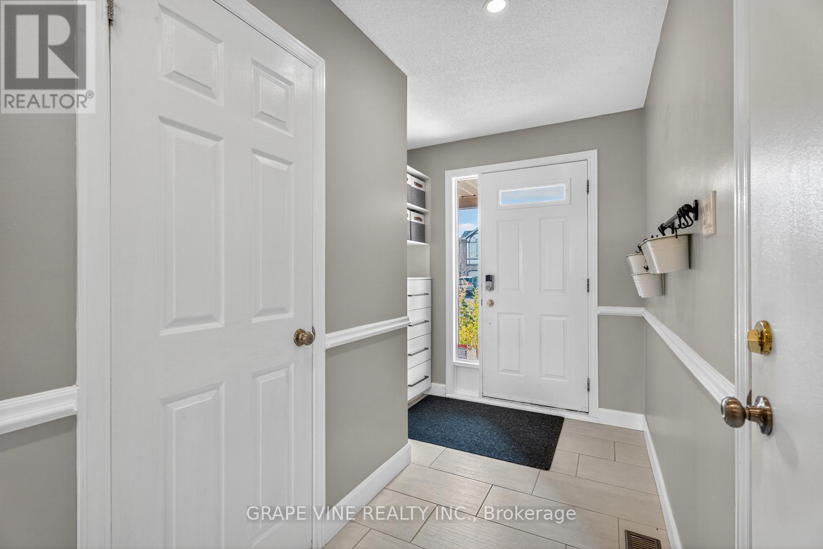 204 Hunterswood Crescent, Ottawa, Ontario  K1G 5V1 - Photo 5 - X12415512