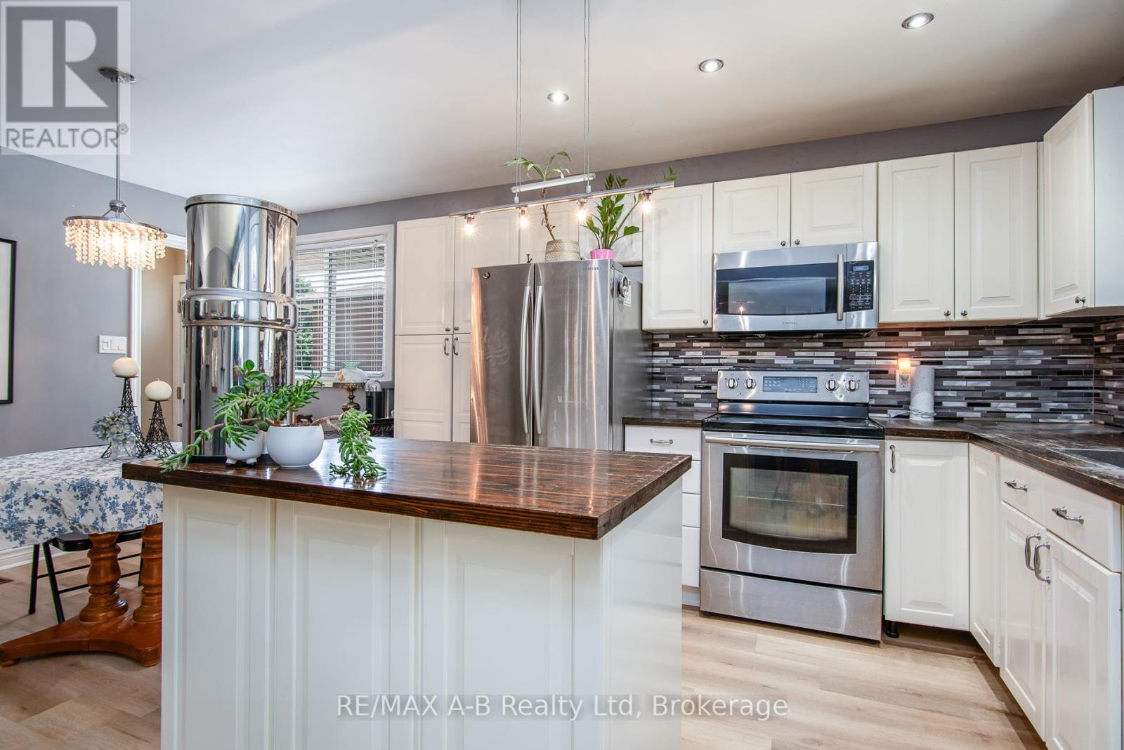 17 Hickory Lane, Stratford, Ontario  N5A 6Y5 - Photo 4 - X12312547