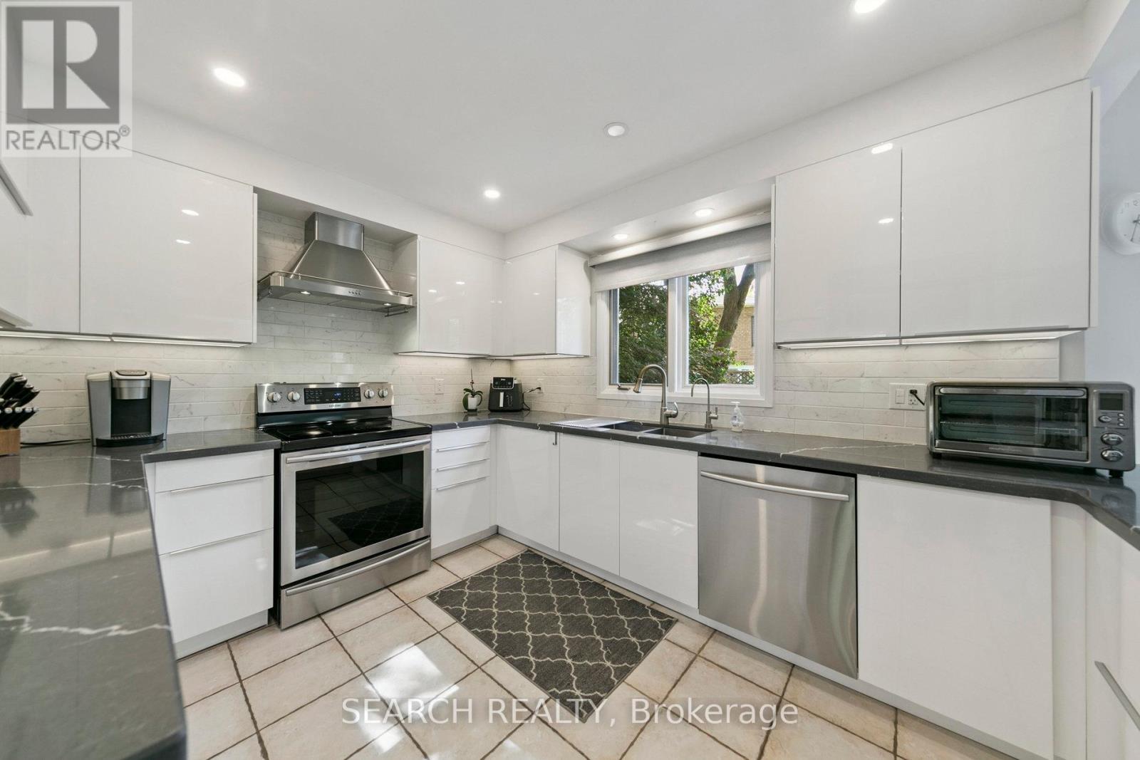 1823 The Chase, Mississauga, Ontario  L5M 2Y8 - Photo 12 - W12415326