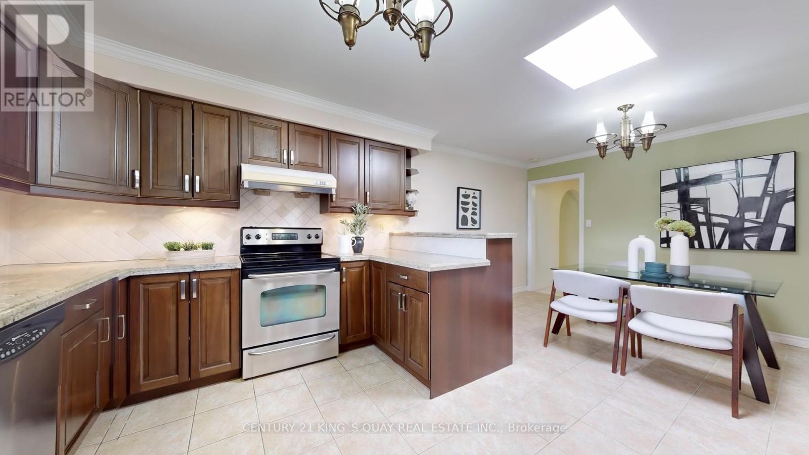 50 Bedford Park Avenue, Richmond Hill, Ontario  L4C 2N8 - Photo 19 - N12268710