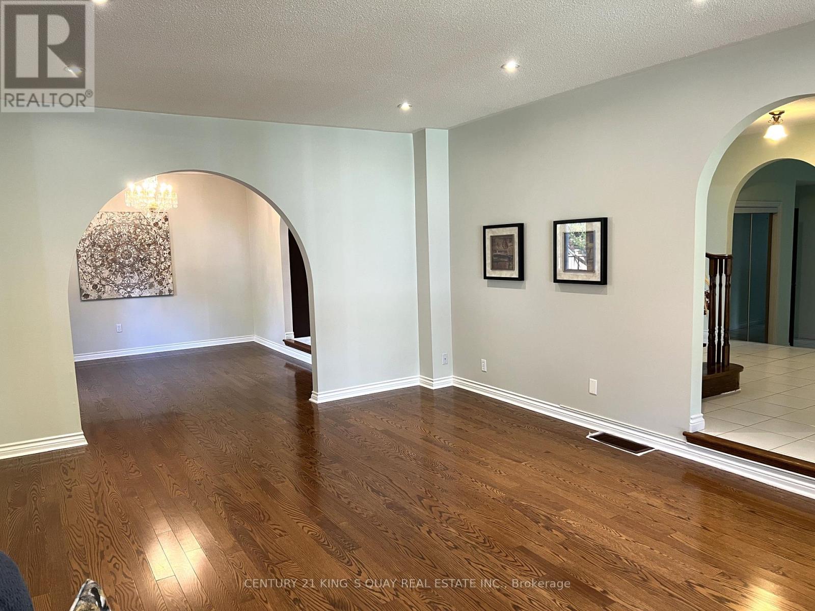 50 Bedford Park Avenue, Richmond Hill, Ontario  L4C 2N8 - Photo 8 - N12268710