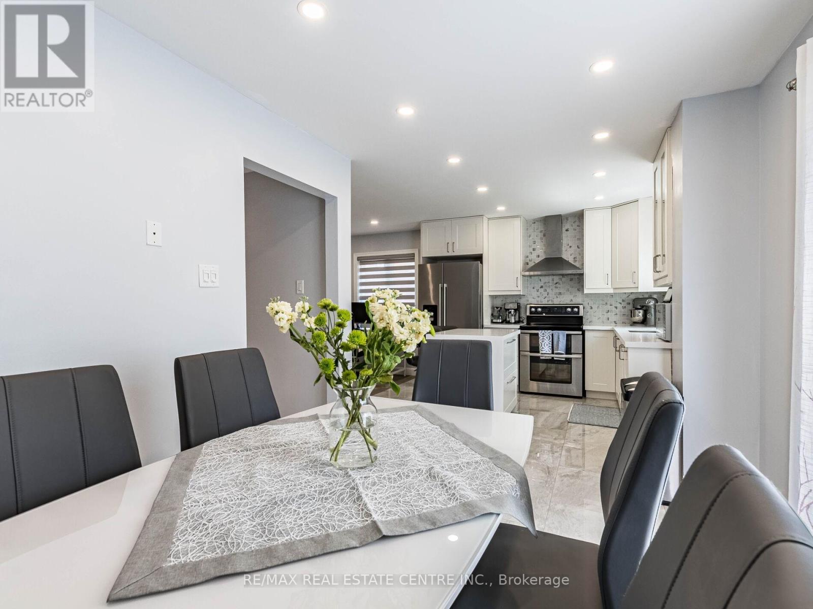 52 Mozart Crescent, Brampton, Ontario  L6Y 2W7 - Photo 13 - W12415442