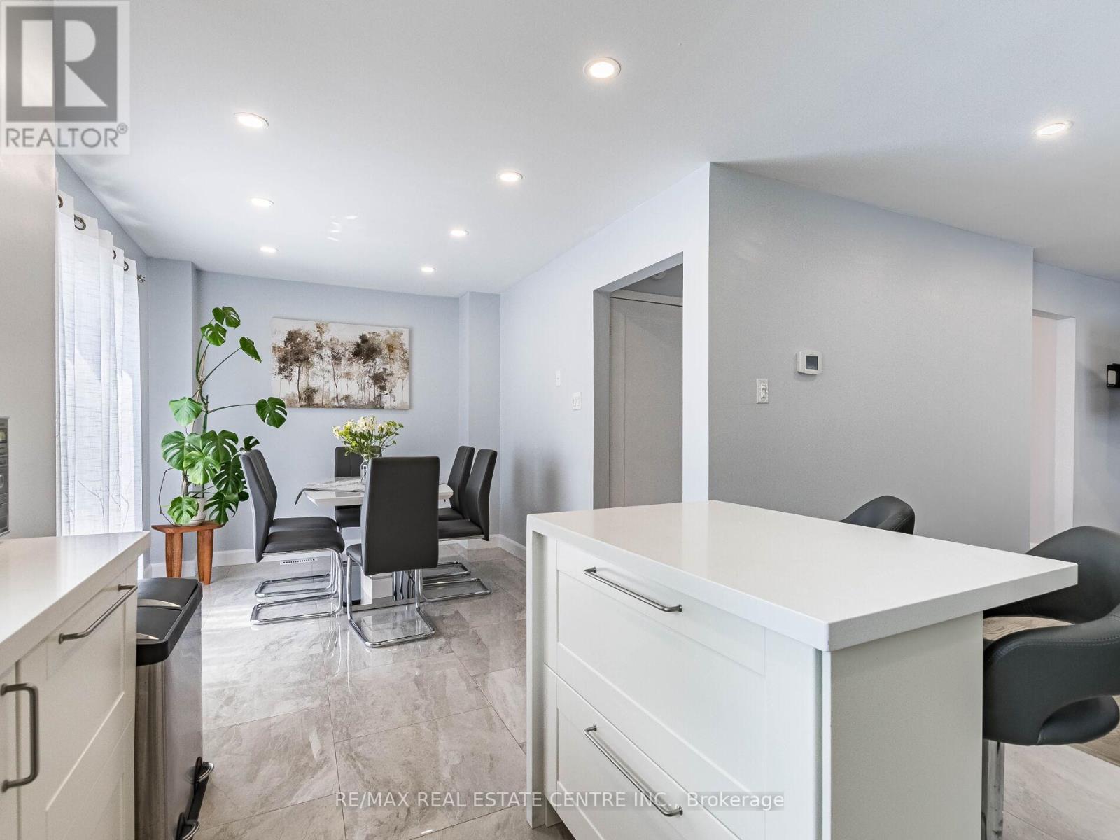 52 Mozart Crescent, Brampton, Ontario  L6Y 2W7 - Photo 17 - W12415442