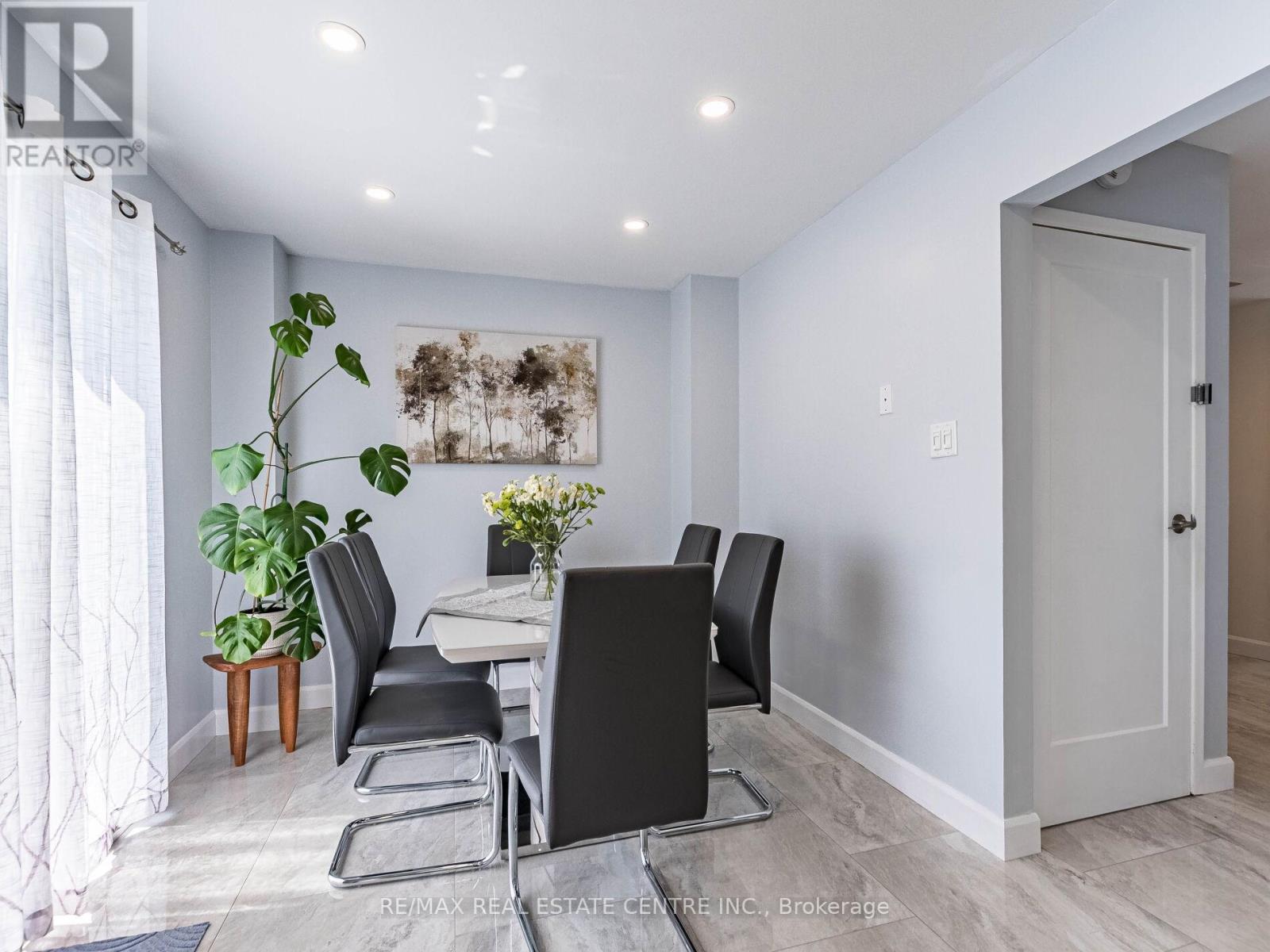 52 Mozart Crescent, Brampton, Ontario  L6Y 2W7 - Photo 19 - W12415442