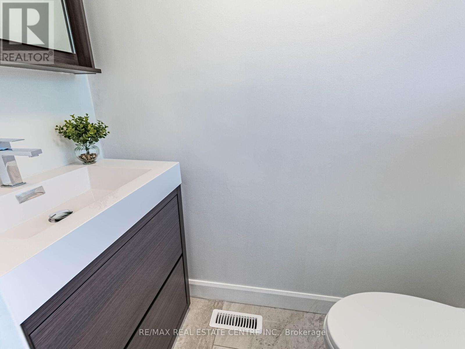 52 Mozart Crescent, Brampton, Ontario  L6Y 2W7 - Photo 22 - W12415442