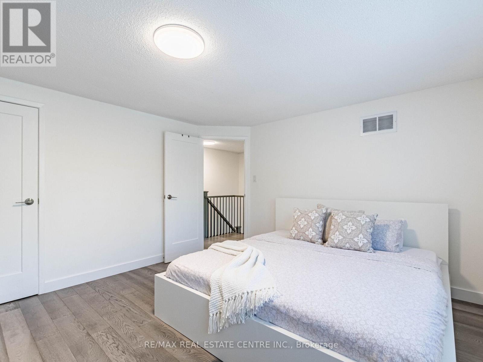 52 Mozart Crescent, Brampton, Ontario  L6Y 2W7 - Photo 34 - W12415442