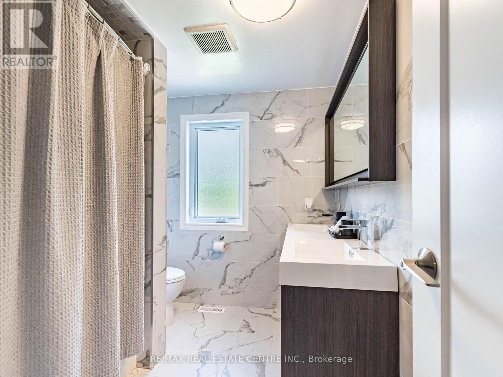 52 Mozart Crescent, Brampton, Ontario  L6Y 2W7 - Photo 37 - W12415442