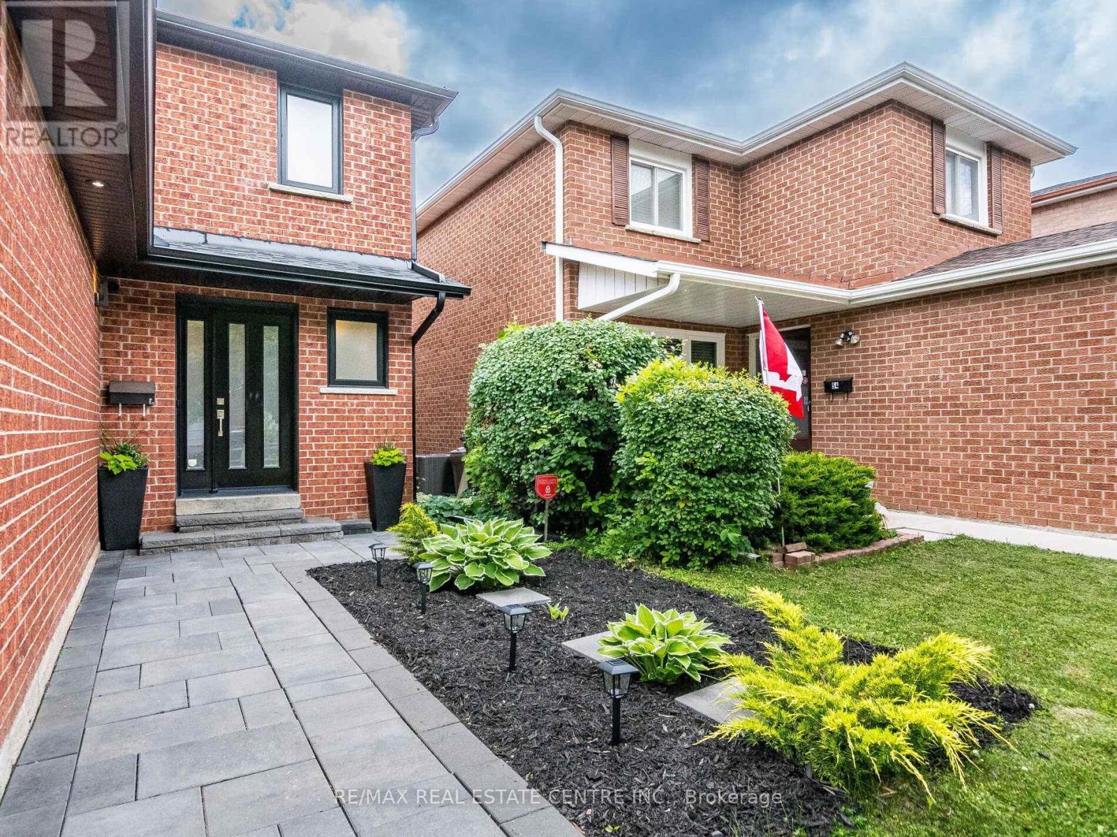 52 Mozart Crescent, Brampton, Ontario  L6Y 2W7 - Photo 4 - W12415442