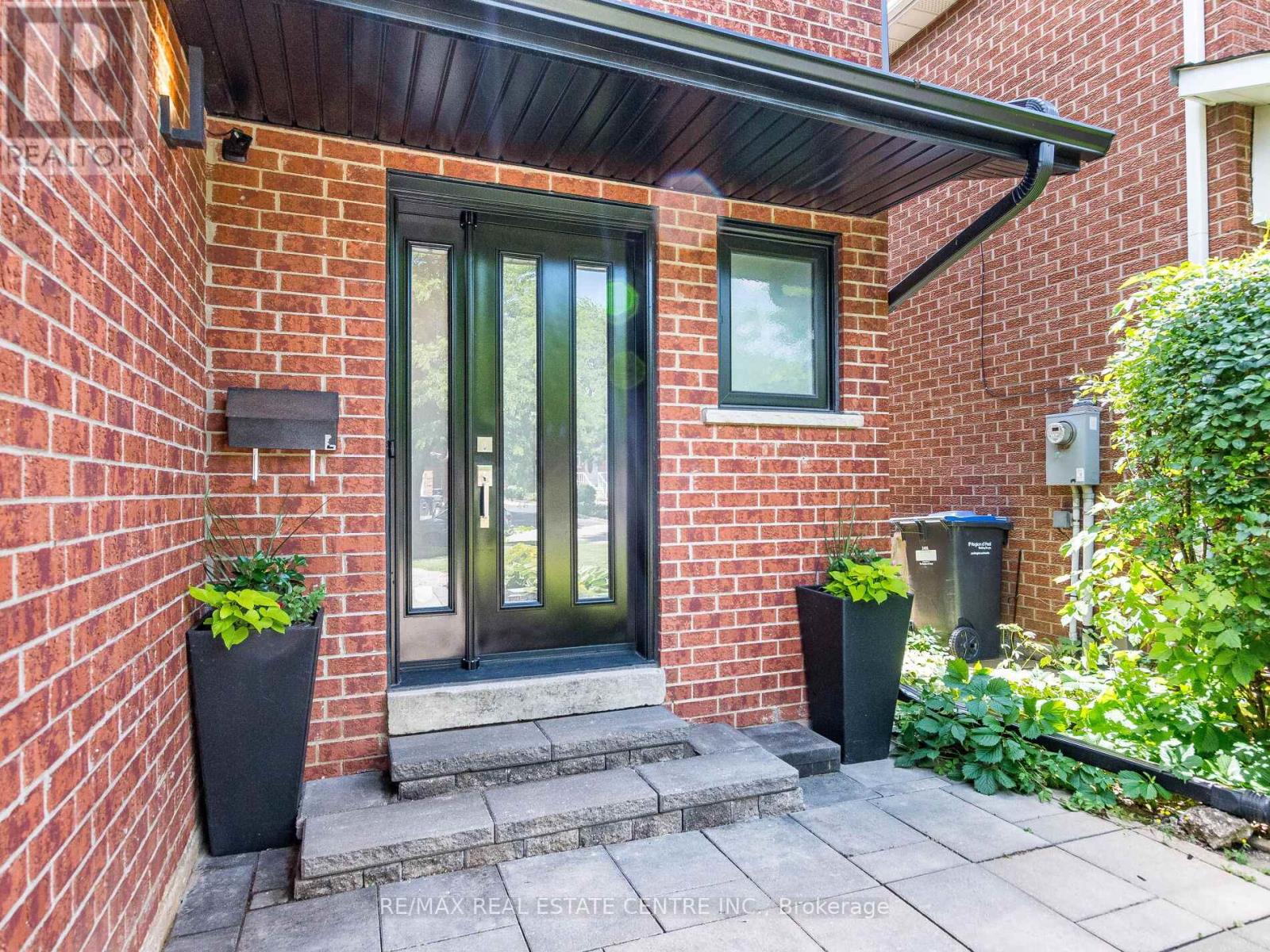 52 Mozart Crescent, Brampton, Ontario  L6Y 2W7 - Photo 5 - W12415442
