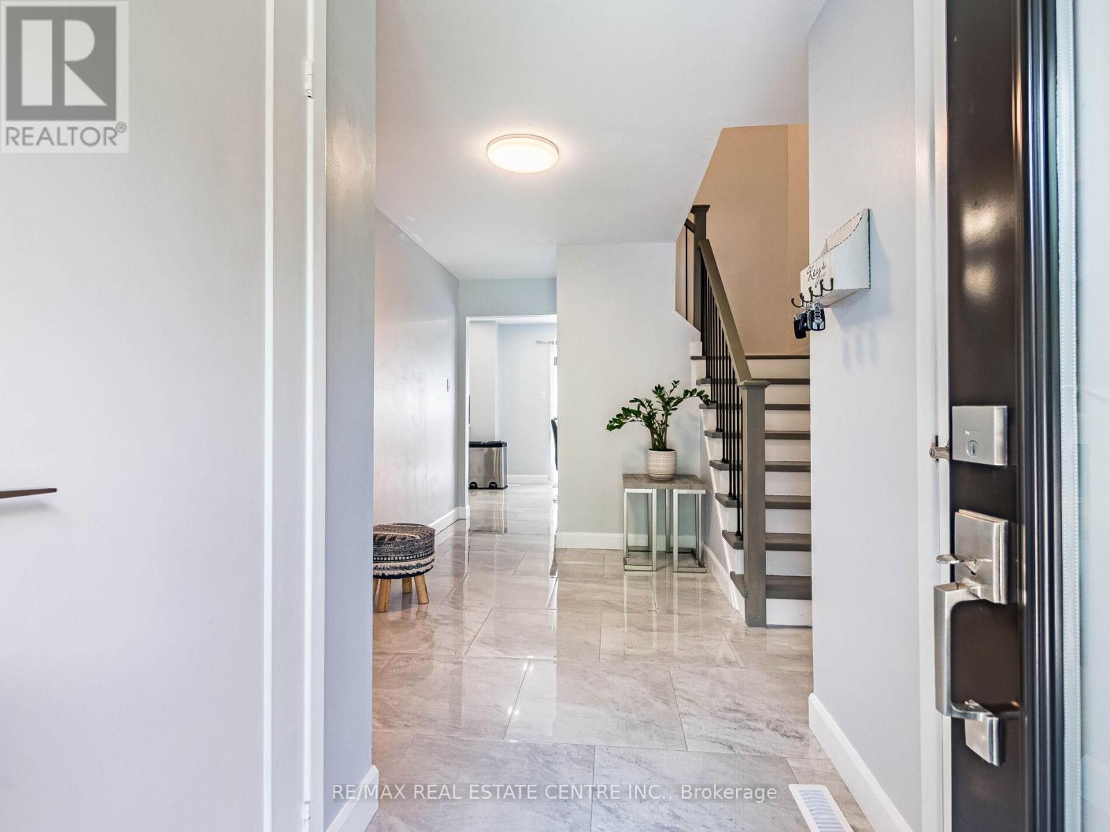 52 Mozart Crescent, Brampton, Ontario  L6Y 2W7 - Photo 6 - W12415442