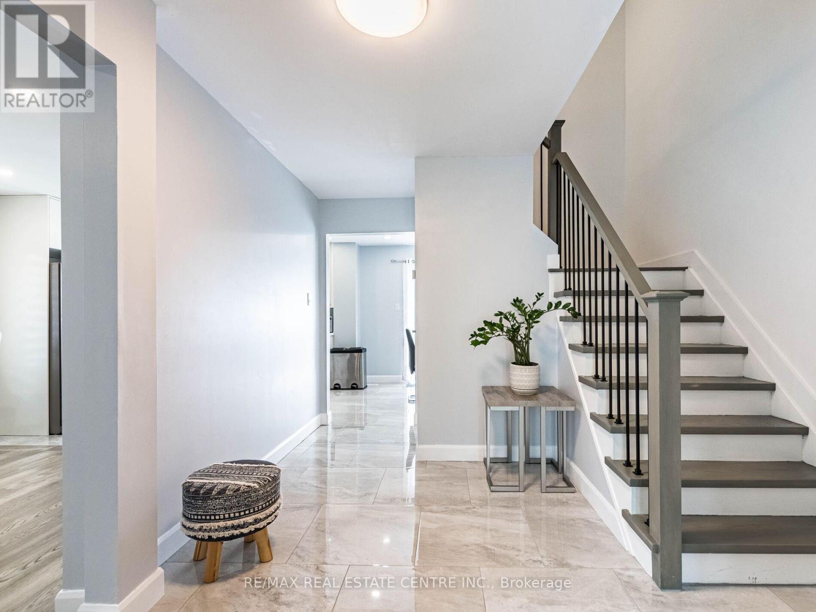 52 Mozart Crescent, Brampton, Ontario  L6Y 2W7 - Photo 7 - W12415442