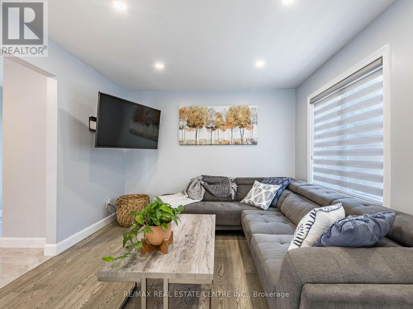 52 Mozart Crescent, Brampton, Ontario  L6Y 2W7 - Photo 9 - W12415442