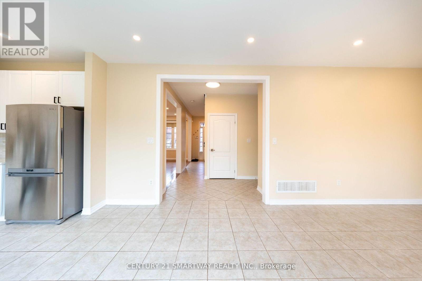 184 Montreal Circle, Hamilton, Ontario  L8E 0C6 - Photo 11 - X12415446