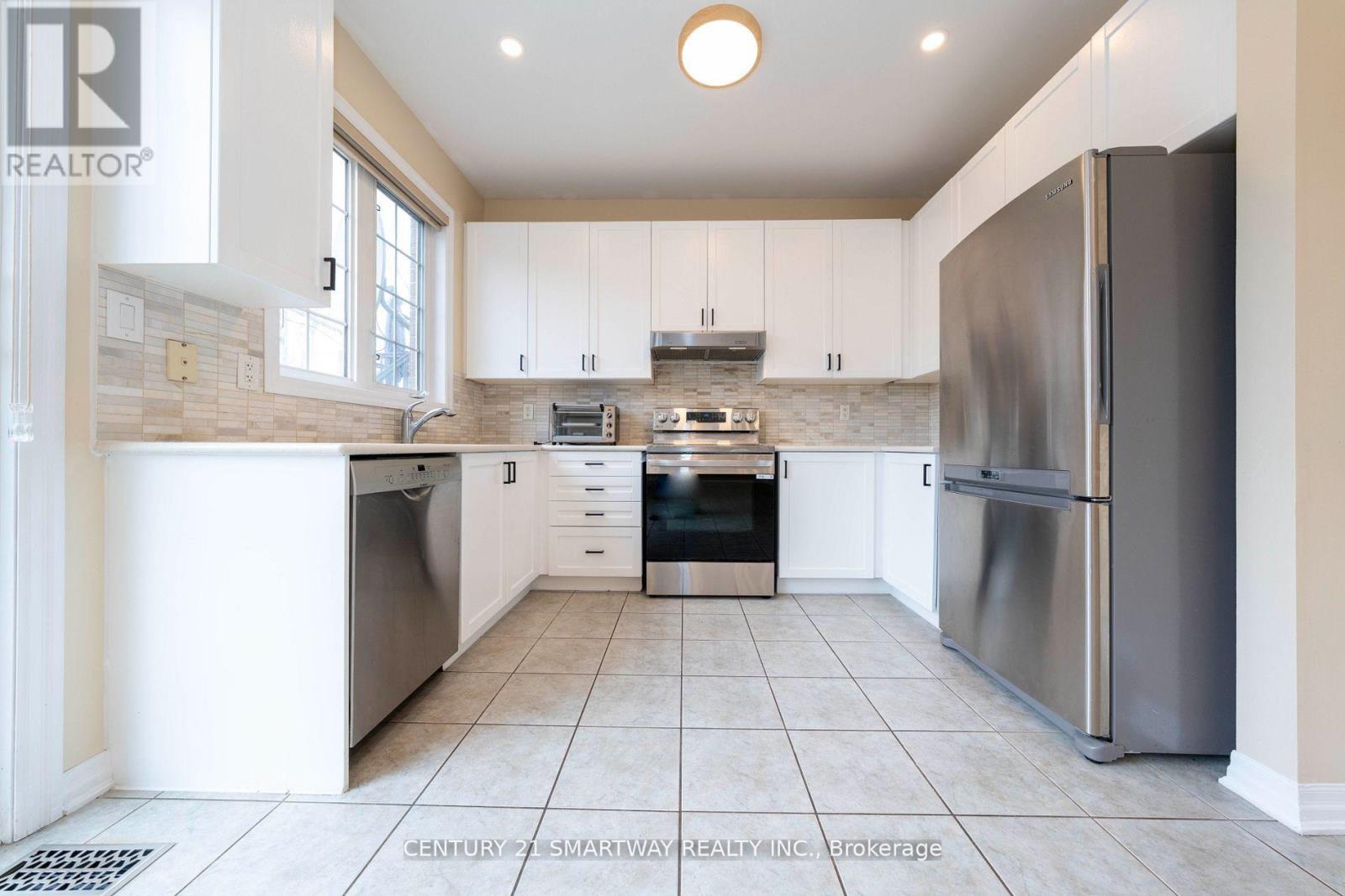184 Montreal Circle, Hamilton, Ontario  L8E 0C6 - Photo 14 - X12415446