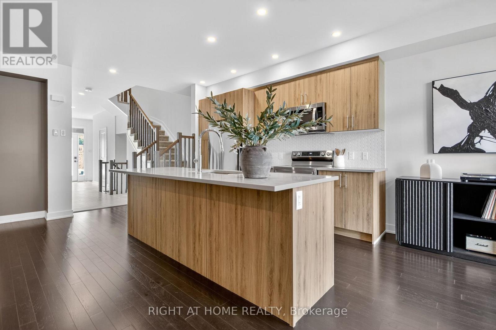 2329 Goldhawk Drive, Ottawa, Ontario  K2S 2X3 - Photo 4 - X12415739