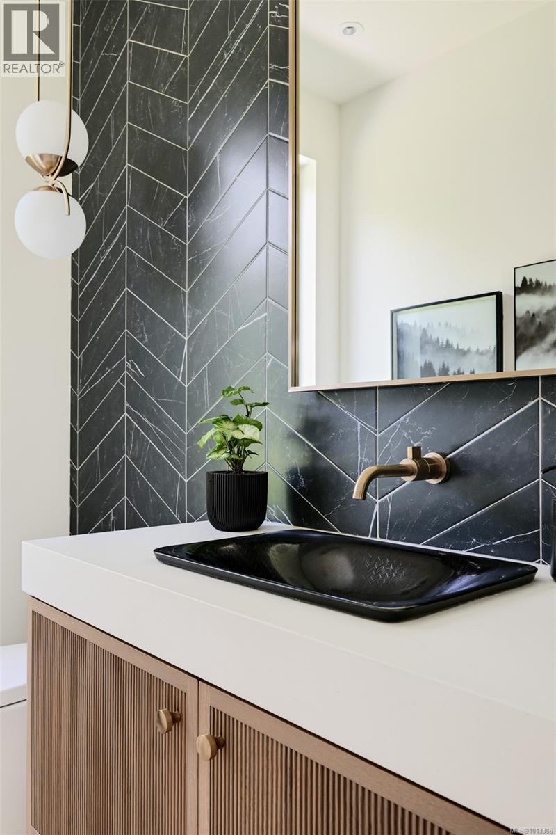 717 Robleda Cres, Victoria, British Columbia  V8S 3K6 - Photo 13 - 1013306