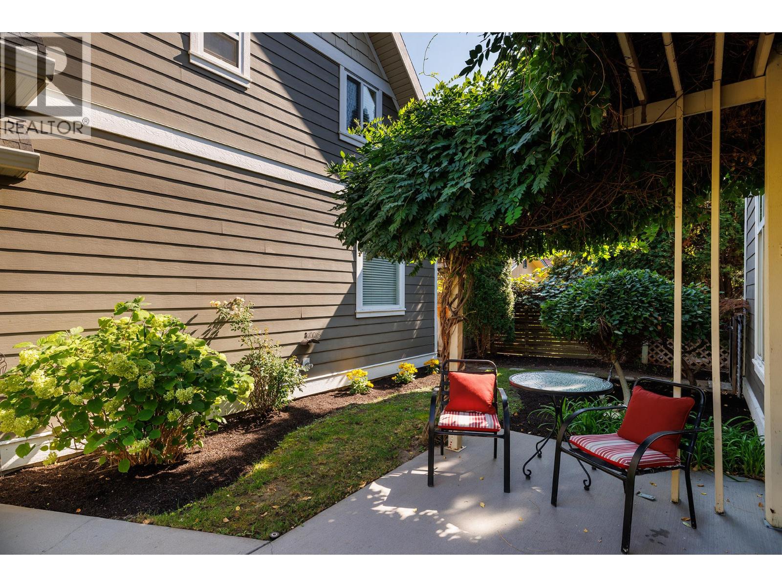 2209 Woodlawn Street, Kelowna, British Columbia  V1Y 2T1 - Photo 4 - 10363550