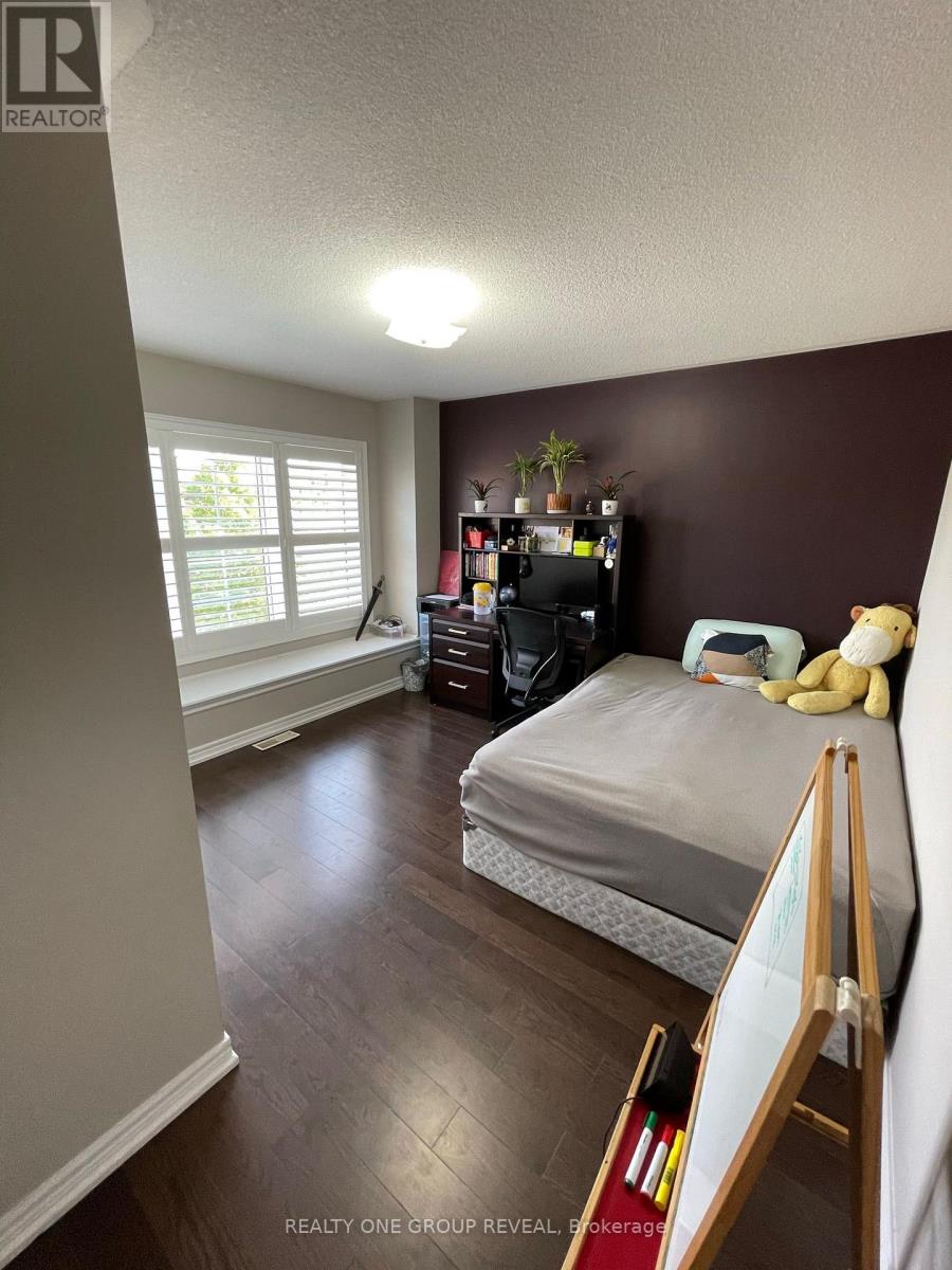 73 Isabella Garden Lane, Whitchurch-Stouffville, Ontario  L4A 0L4 - Photo 10 - N12415523