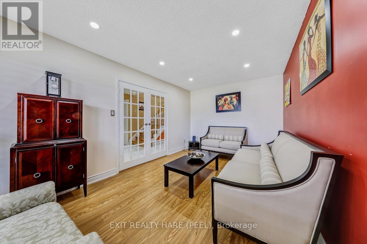 212 Vodden Street W, Brampton (Brampton West), Ontario  L6X 2V3 - Photo 11 - W12415606