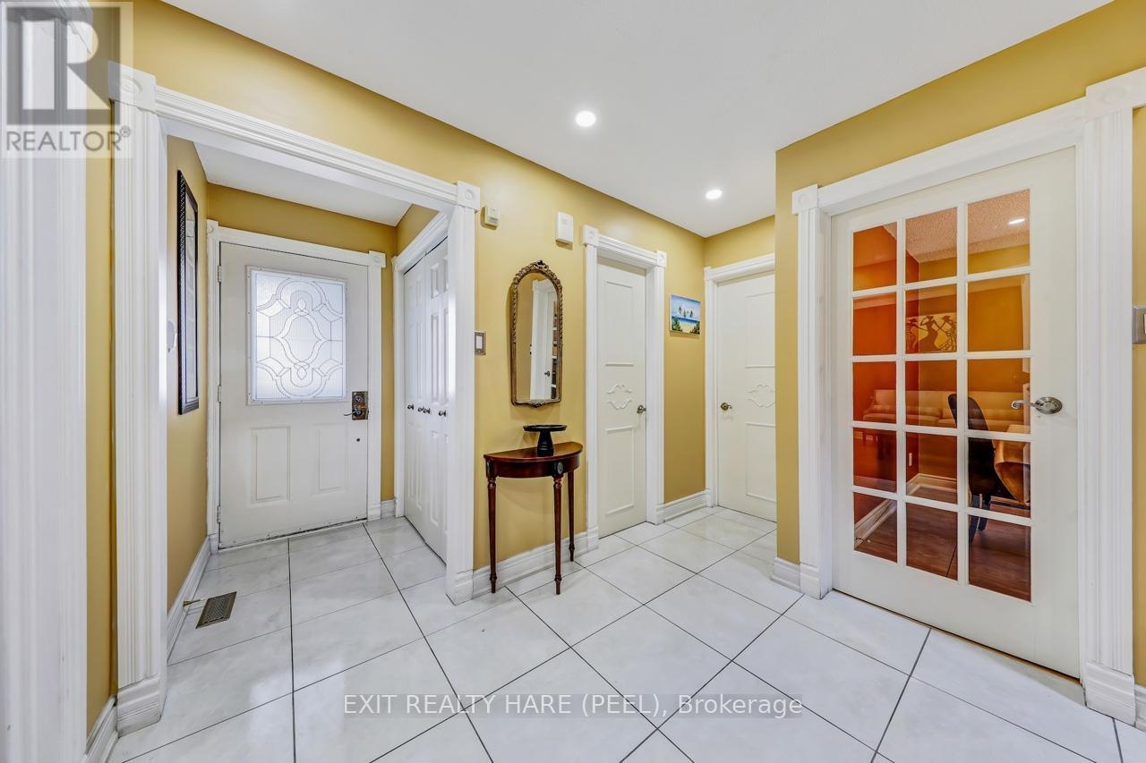 212 Vodden Street W, Brampton (Brampton West), Ontario  L6X 2V3 - Photo 6 - W12415606