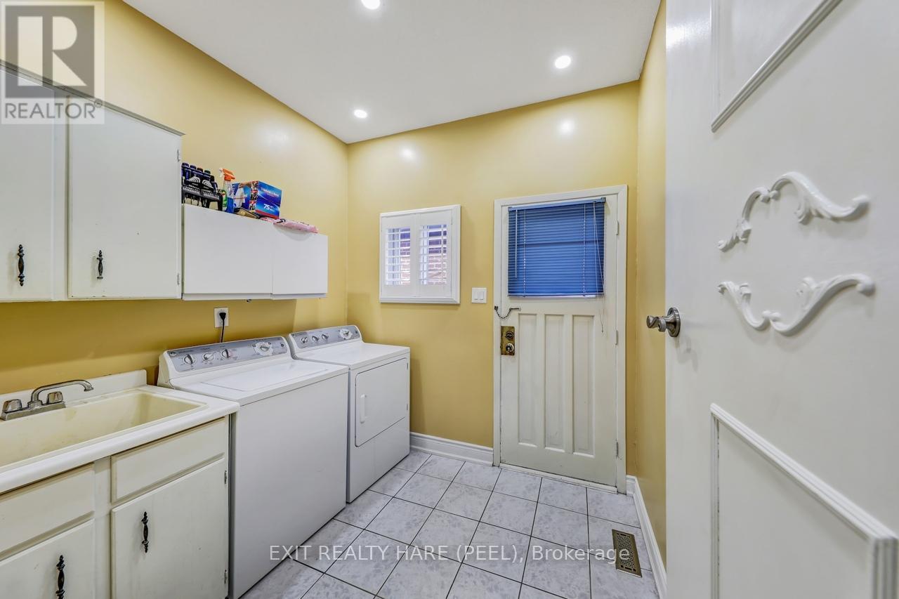 212 Vodden Street W, Brampton (Brampton West), Ontario  L6X 2V3 - Photo 8 - W12415606