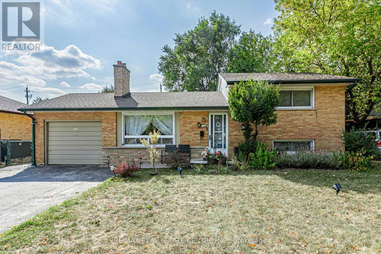 1235 Toukay Crescent, London East, Ontario  N5V 2X8 - Photo 1 - X12415522
